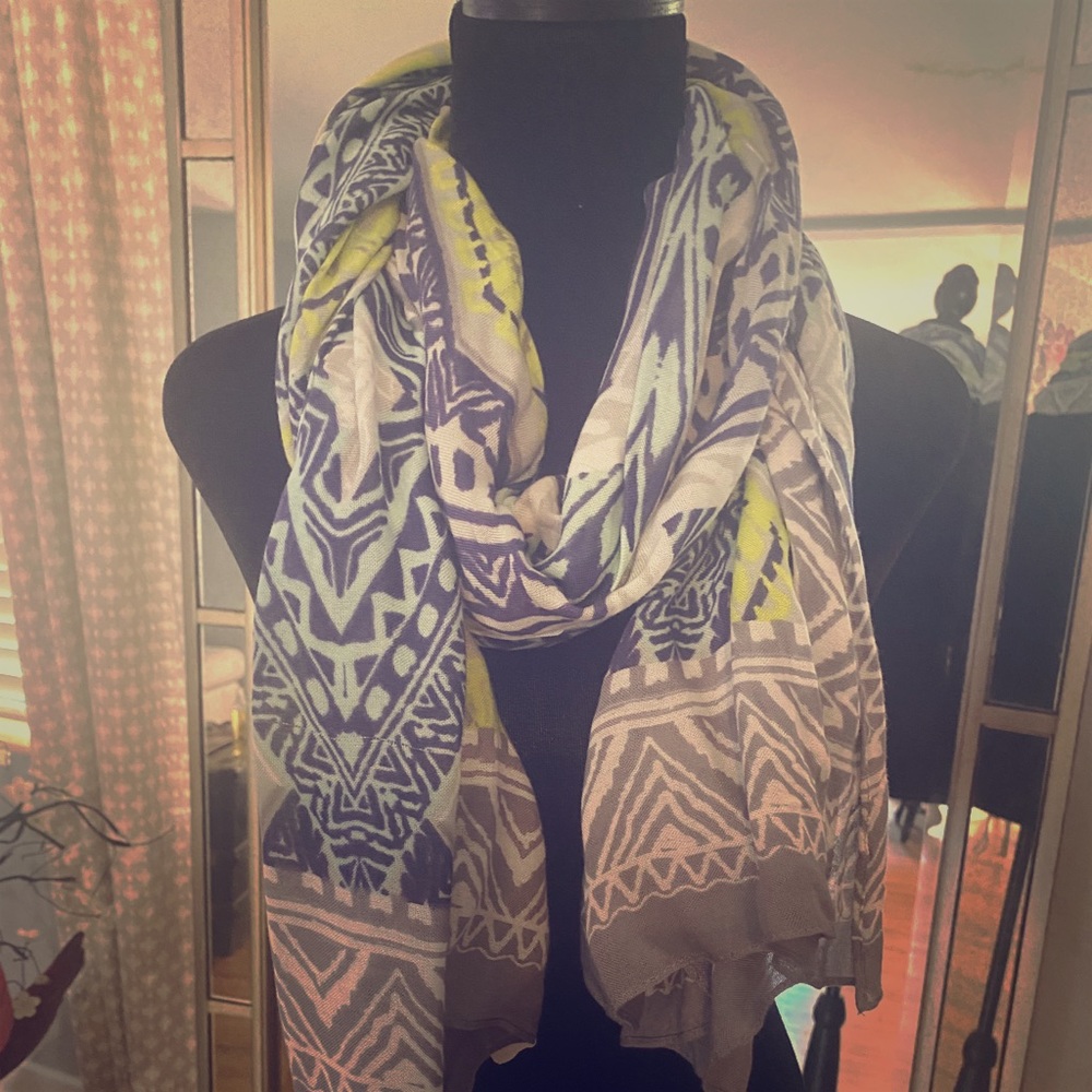 Large multinational scarf